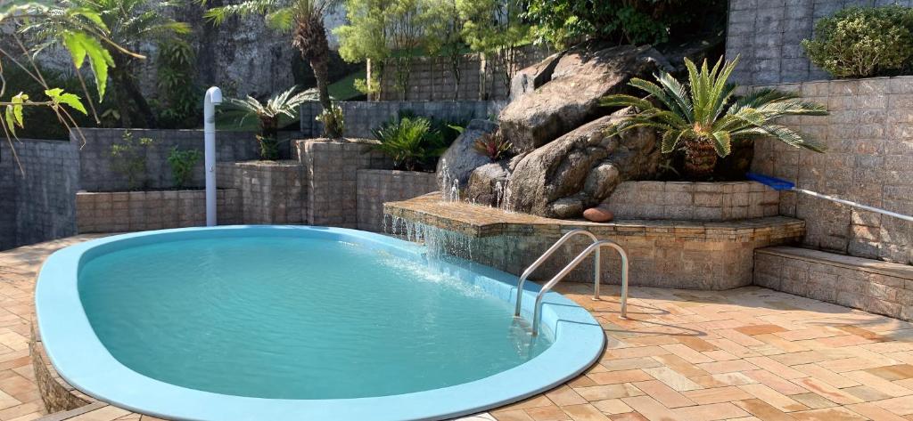 Piscina e cascata da pousada